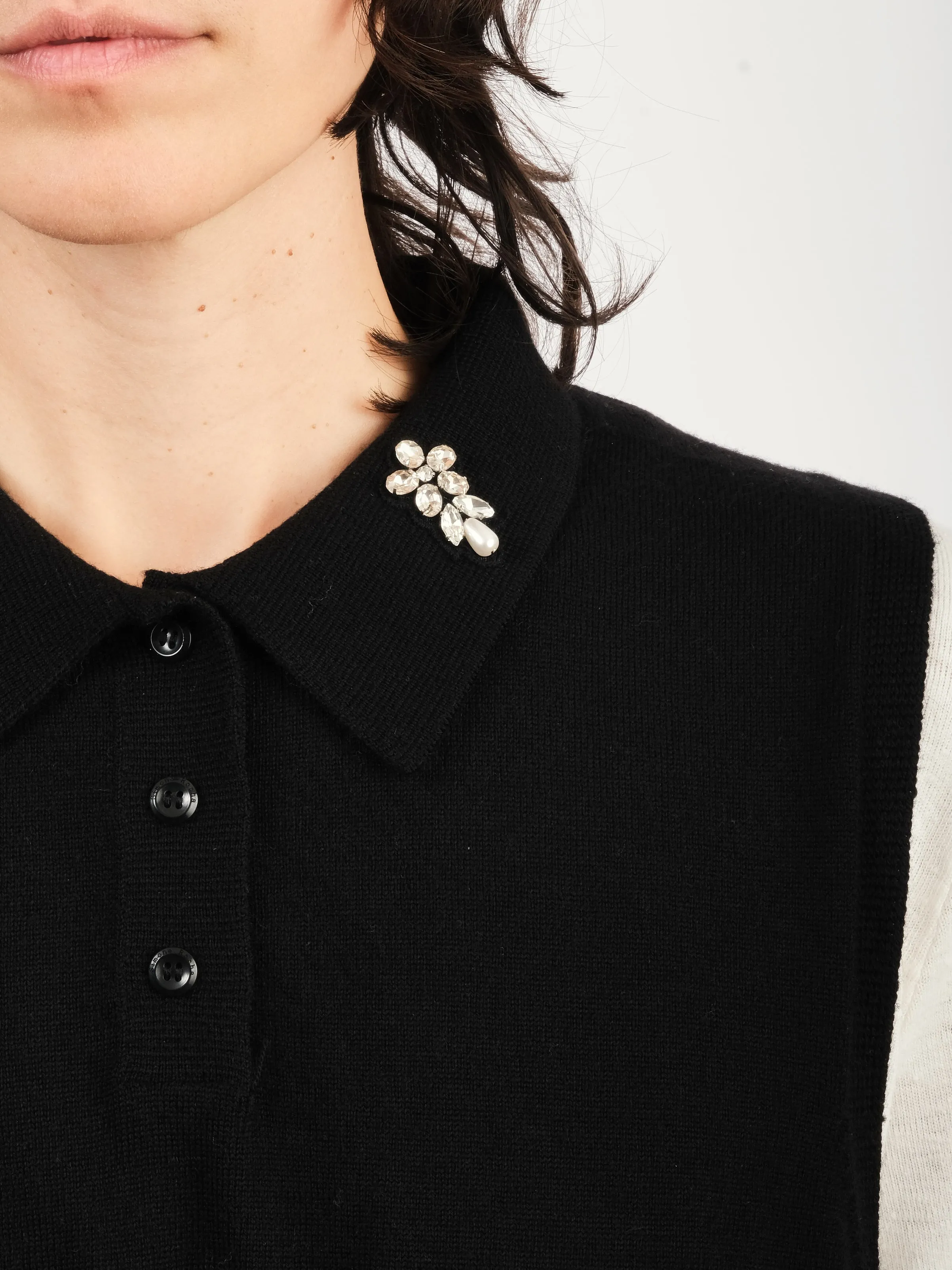 Black/Clear Knit Collared Bib W/Ties & Emb