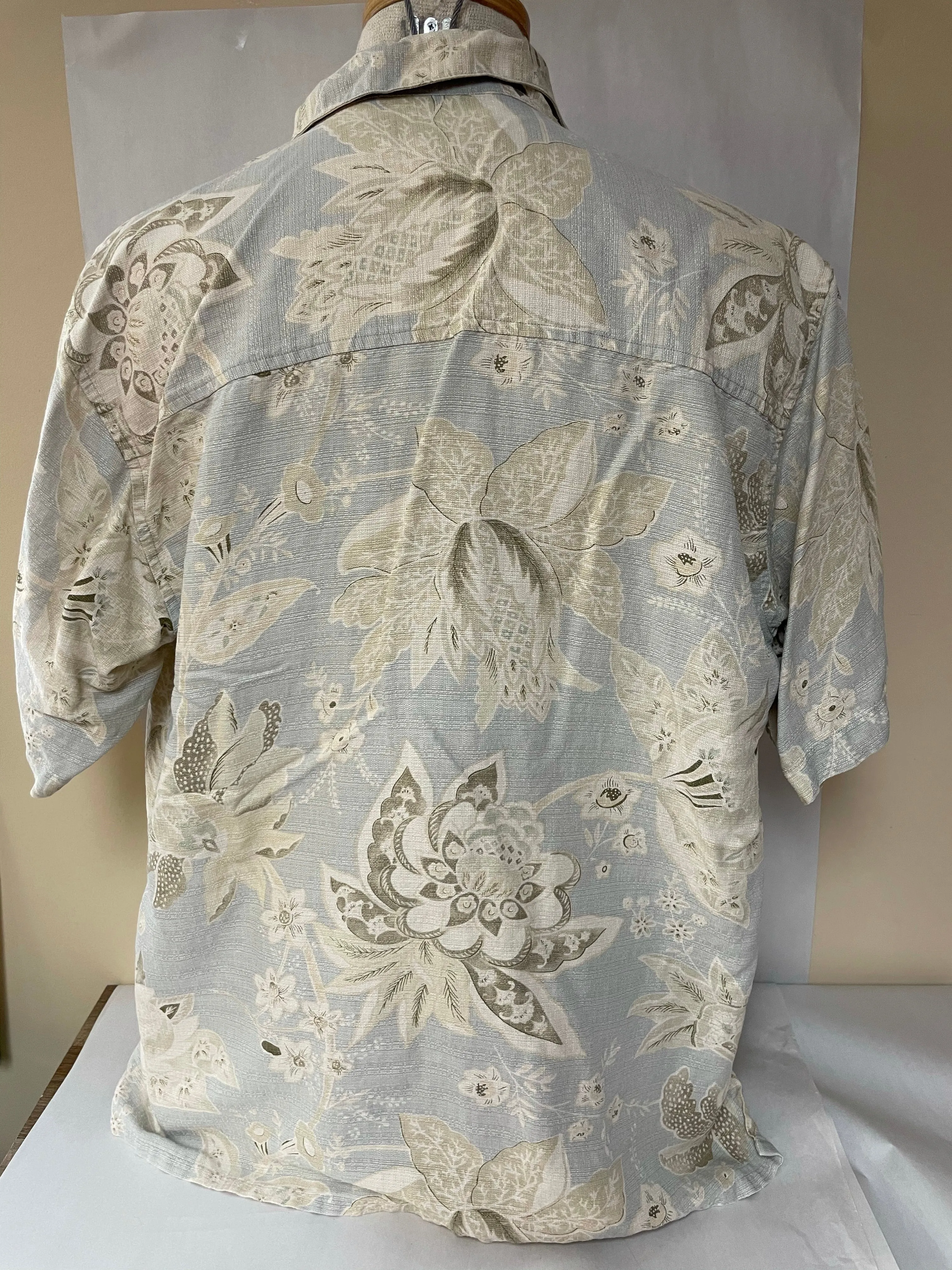 <€€*v Mens PARADISE COVES Silk BLue Beige Floral Hawaiian Print Camp Large Pocket